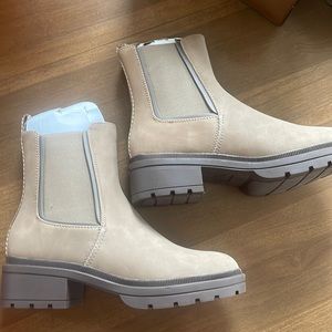NWT Unisex Taupe Brown Boots